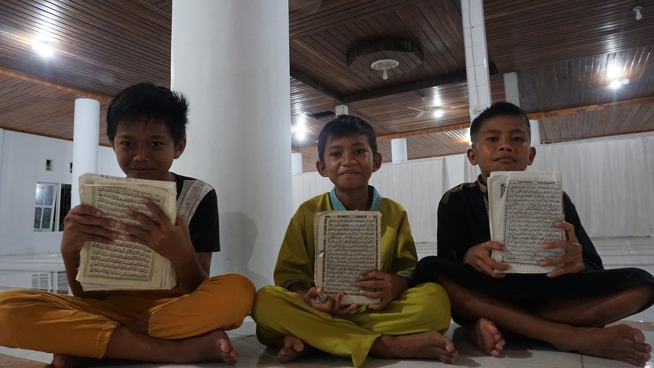 (Al-Qur'an Dibutuhkan untuk Anak-anak Belajar Mengaji)