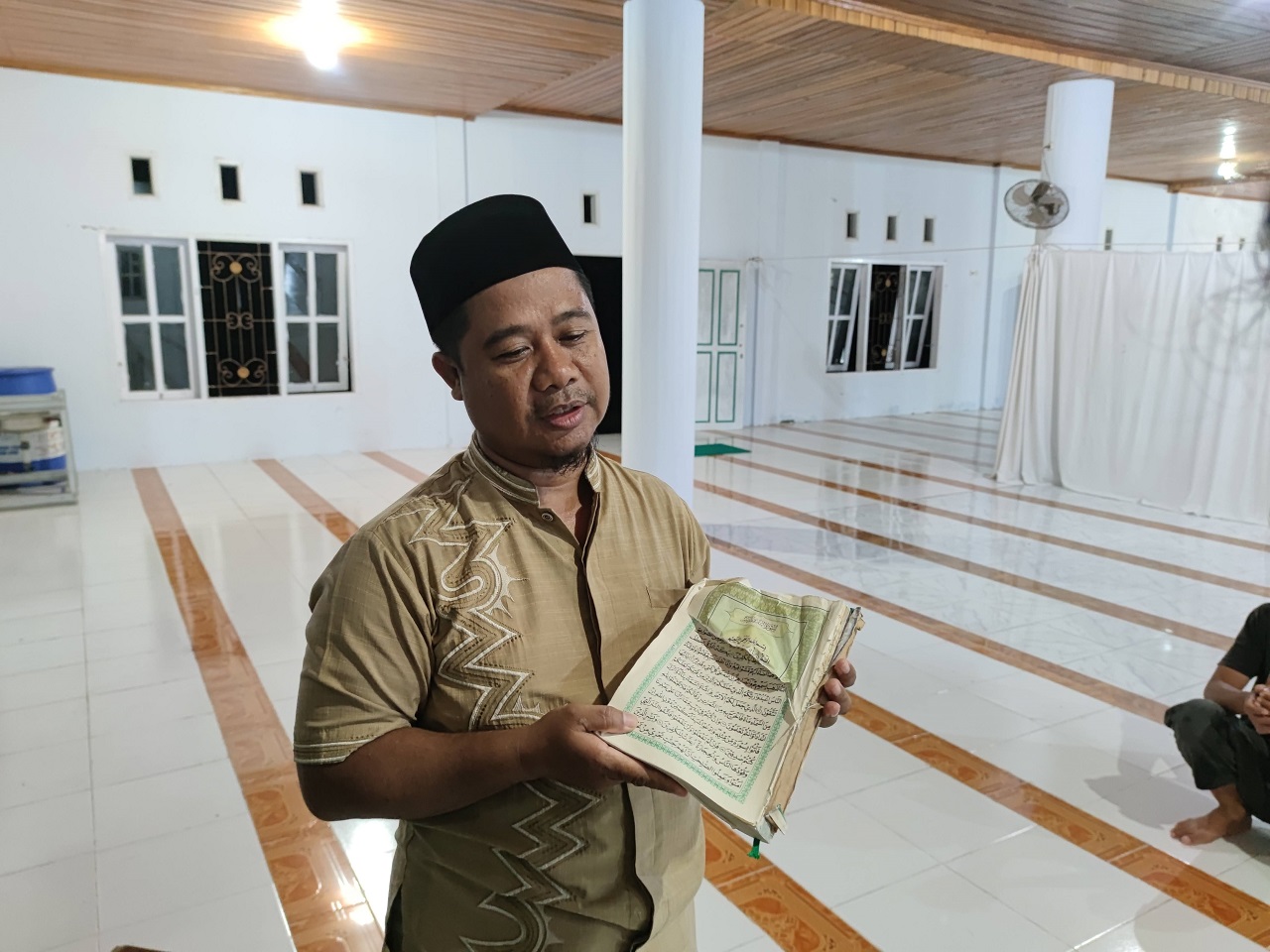 (Ustadz Khaerudin Menunjukkan Kondisi Al-Qur'an yang Sudah Tidak Layak)