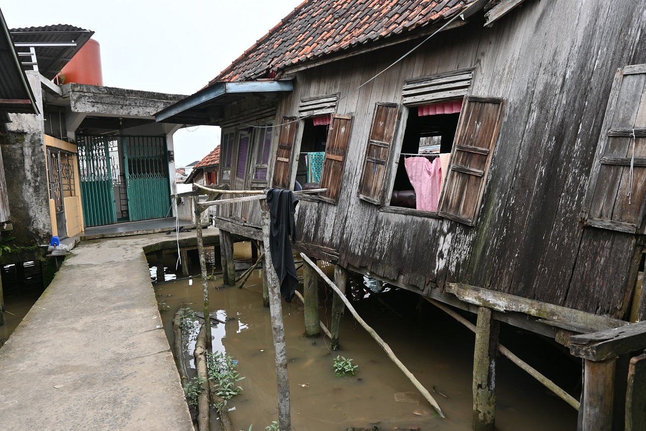 (Rumah Nawawi Nyaris Roboh)