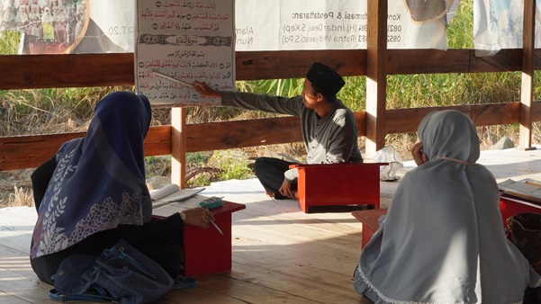 &nbsp;(Ibu-ibu sedang belajar Al-Qur’an di TPA Al Izzah)